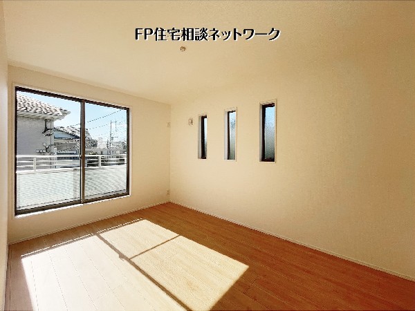 【洋室6.8帖】  バルコニーに面した居室は、窓から自然光が入りやすく明るい印象。シンプルな形状で家具配置もしやすく、多目的に使いやすい空間です。