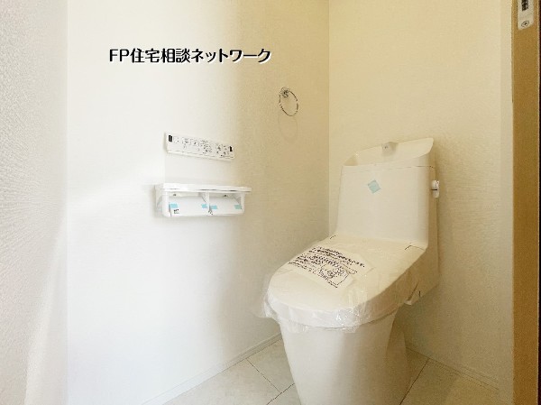 トイレは白を基調とした明るい空間。温水洗浄便座付きで使いやすく、収納棚も備え、日常の快適さに配慮された設計です。