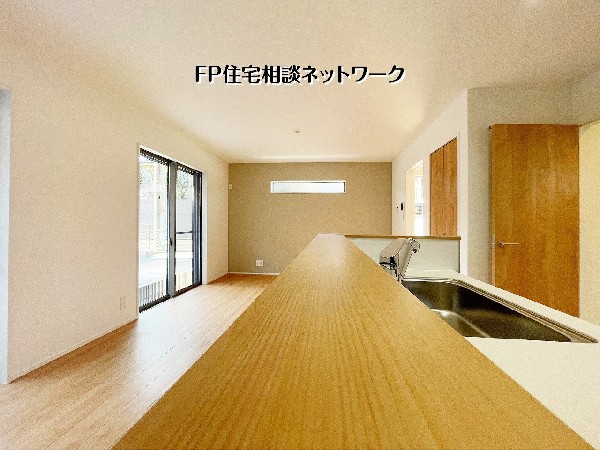 【リビングカウンター】  明るい日差しが差し込む大開口の窓と、木の温もりが調和する開放的な住まい。シンプルながらも洗練された飽きのこないデザインが、ご家族の穏やかで豊かな暮らしを包み込みます。