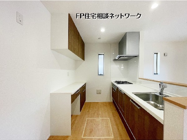 【キッチン】  キッチンは作業動線に配慮した配置で、調理や片付けがしやすい設計。収納スペースも確保され、日々の家事を支える使い勝手のよい空間です。