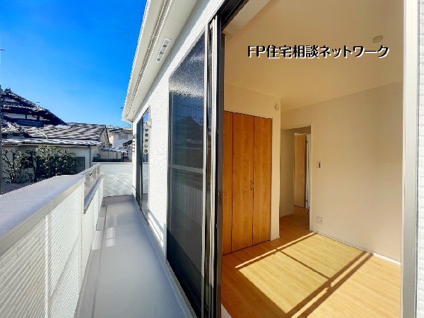 外観:【バルコニー】  青空が広がる開放的なバルコニーは、日当たりも良く洗濯物も気持ちよく乾きます。隣接する洋室は柔らかな日差しが室内まで届くため、プライベートな時間も心地よく過ごせます。