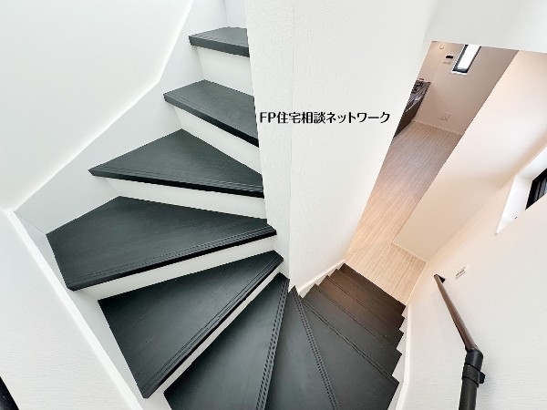 【階段】  回り階段を採用した階段スペースは、視線が抜けて圧迫感の少ない設計。手すり付きで上り下りもしやすく、日常動線に配慮された住まいです。