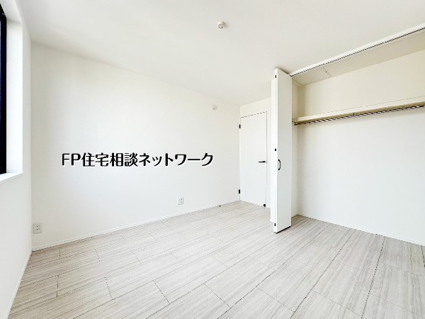 【洋室│5.2帖】  明るい色合いでまとめた洋室は、家具配置もしやすいすっきりとした空間。クローゼット付きで収納にも配慮され、寝室や書斎など幅広く使えます。