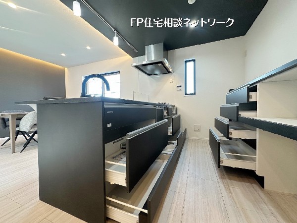 【キッチン収納】  引き出し収納を豊富に備えたキッチンは、調理器具や食器も整理しやすい設計。作業スペースにもゆとりがあり、毎日の家事がスムーズに進みます。