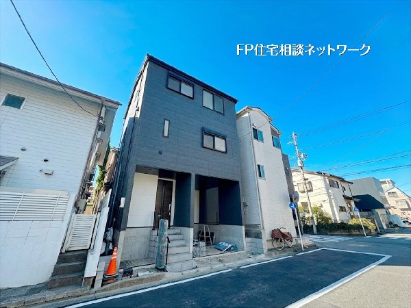 外観:【外観】  空が広がる閑静な住宅街。モノトーンを基調とした外観は、流行に左右されない美しさがあります。採光に配慮された窓配置で、室内まで明るい光が差し込む心地よい住まいです。