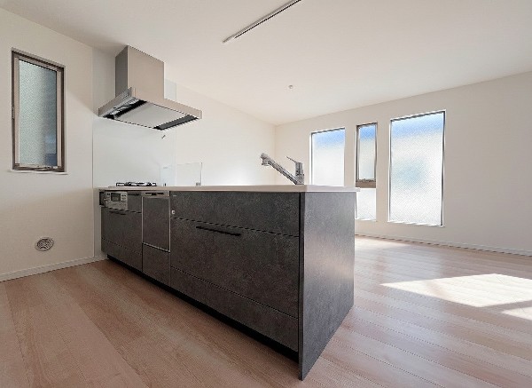 毎日使うキッチン周りが綺麗で清潔に保たれていると、お料理を作るのも楽しくなりますよね。おしゃれなペンダントライトや飾り棚など、機能性とデザイン性を持たせたキッチンで気持ちよくお料理が出来そうです。