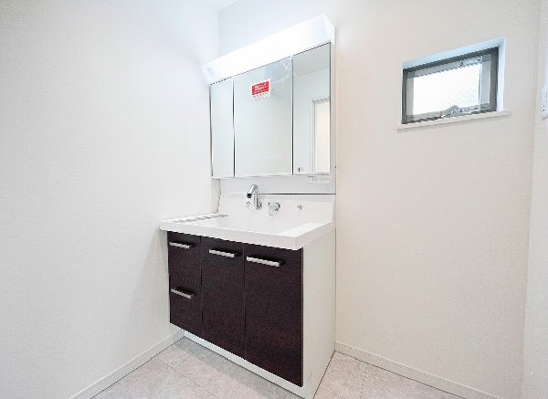 ゆとりの洗面スペースで朝の身支度も快適スムーズに。面鏡で髪のセットやお化粧もストレスなくこなせ、朝から気分良く通勤通学に向かえそうですね！