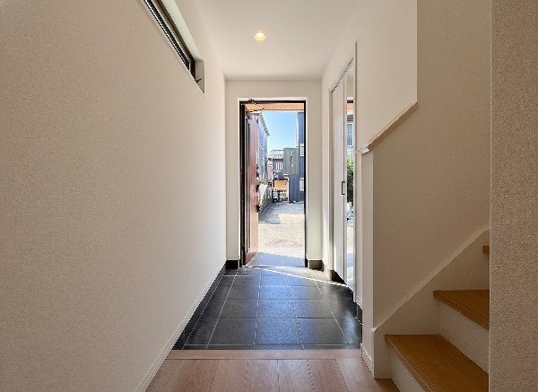 散らかりがちな玄関もスッキリと保てる玄関収納は、家の中に入る時一番最初に目に付く場所だからこだわりたいですよね！木目調の落ち着いた雰囲気の色目が、お部屋の雰囲気をそのまま表している家の顔です。