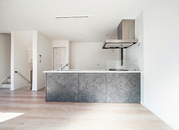 対面式のカウンターキッチンですので、出来上がったお料理をカウンターに並べてお子様が運ぶなど、お手伝いの時間も増えそうですね！