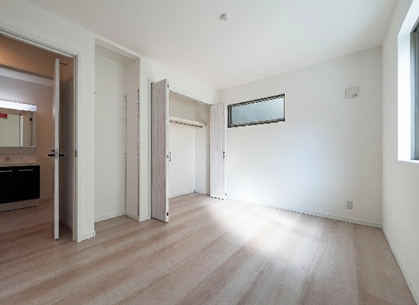 全居室には大型の収納クローゼットを完備！普段使いのお洋服や小物はもちろん、季節物のお洋服などもしっかりと整理整頓おしまい頂けます。居室空間をより広く隅々までお使いいただけますね。