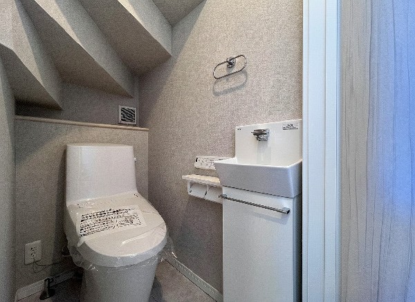 洗浄機能付き便座を標準装備。冬の寒い時期には暖房機能も活躍。快適にご利用いただけます。