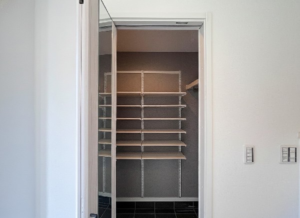 大容量のウォークインシューズクローゼットが嬉しい住まい。ご家族全員の靴はもちろん、お子様のおもちゃやベビーカー、パパのゴルフバック、カー用品などかさ張る物もスッキリまとめておしまい頂けます。