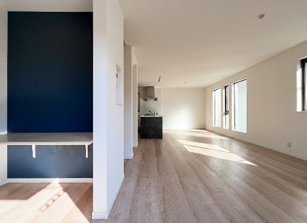 オープンでのびやかな空間を生み出す、こだわりの広がりとゆとり。家族と過ごす時間を大切にしたい方にぴったりの明るくゆとりある住空間です。南側の窓からの日差しがリビングの隅々までしっかりと届きます！