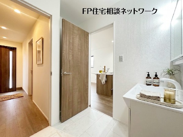 【洗面脱衣室】本画像はAIがCGで小物を作成しており、実際の現地に家具は設置されておりません。また、販売価格に小物等は含まれておりません。