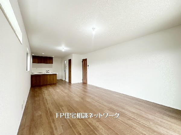 【リビング】白を基調とした清潔感あふれる広々としたLDK。木のぬくもりを感じるフローリングと、お洒落な対面式キッチンが魅力です。