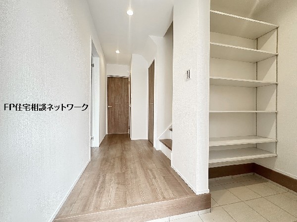 【玄関│シューズインクローゼット】玄関横に便利な可動棚付きの収納スペースを完備。靴や日用品をすっきり整理でき、清潔感のある玄関を保てます。