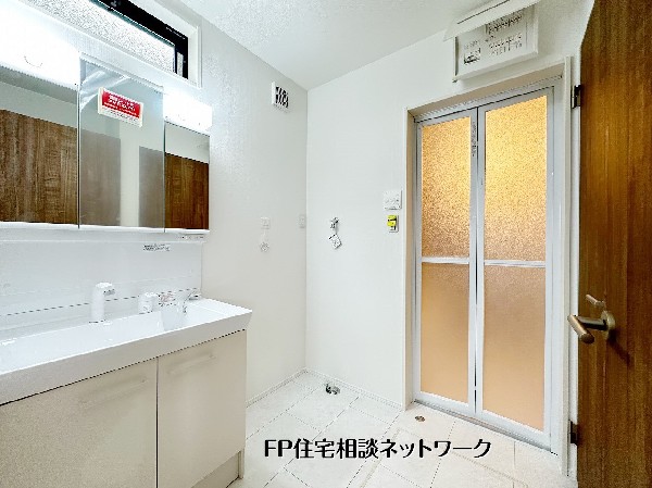 【洗面脱衣室】三面鏡付き洗面化粧台を備えた清潔感のある洗面室。洗濯機置場もゆとりがあり家事動線もスムーズです。小窓付きで換気もしやすく、朝の身支度や家事を快適に行える空間です。