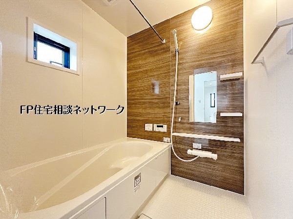 【浴室】落ち着いた木目調パネルが印象的な浴室。窓付きで換気もしやすく、湿気対策にも配慮されています。ゆったりとした浴槽で一日の疲れを癒せる、くつろぎのバスルームです。