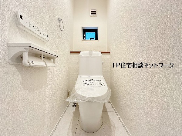【トイレ】清潔感のあるシンプルなトイレ空間。温水洗浄便座付きで快適にお使いいただけます。小窓付きで明るさと換気に配慮されており、すっきりとした落ち着きのある空間です。