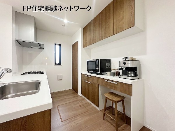 【キッチン│カップボード付き】本画像はAIがCGで家電を作成しており、実際の現地に家具は設置されておりません。また、販売価格に家具・小物等は含まれておりません。