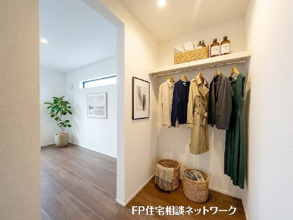 【ウォークインクローゼット】本画像はAIがCGで衣類を作成しており、実際の現地に衣類は設置されておりません。また、販売価格に衣類等は含まれておりません。