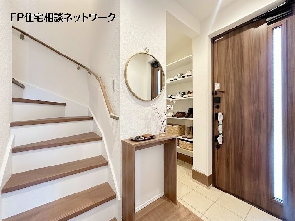 【玄関】本画像はAIがCGで家具を作成しており、実際の現地に家具は設置されておりません。また、販売価格に家具・小物等は含まれておりません。