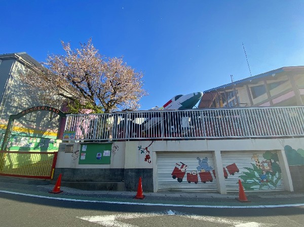 周辺環境:健爽学園ゆりかご幼稚園　(保育園と幼稚園との機構をもっている幼保連携型認定こども園です。)