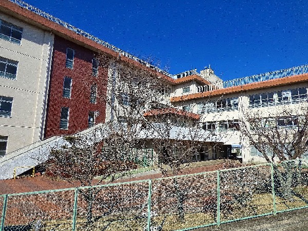 周辺環境:長尾小学校　(学校教育目標は自ら考え判断し実行する子、進んでかかわり思いやりがある心豊かな子、夢を育む心身ともに穏やかな子。)