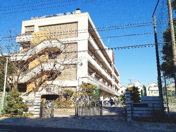 周辺環境:すすき野中学校　(昭和56年4月創立の公立中学校。通称すす中。学校教育目標は、「自立と共生」。)