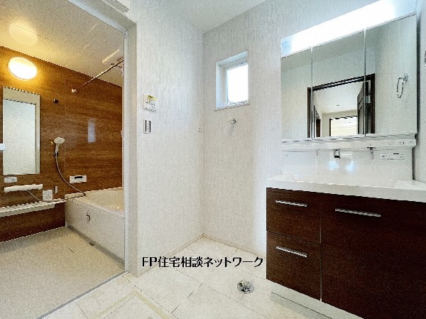 白とダークブランを基調とした清潔感あふれる洗面台。女性には嬉しい三面鏡です。