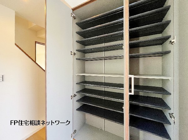 玄関には姿見付きの大型シューズボックスを設置し、収納力と使い勝手を両立。