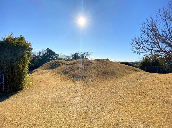 周辺環境:稲荷前古墳群　(前方後円墳・前方後方墳・円墳・方墳の計10基の古墳と、３つの横穴群からなる古墳。群散策路もあり、ベンチが所々に設置されている。)