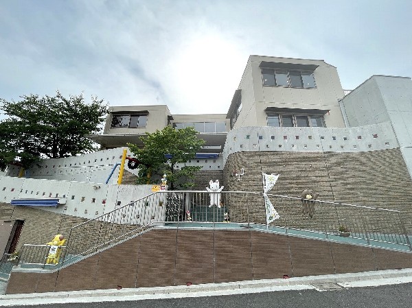 周辺環境:大場白ゆり幼稚園　(大場白ゆり幼稚園では異学年交流のオープンクラスの導入や専門講師など保育に取り入れています。)