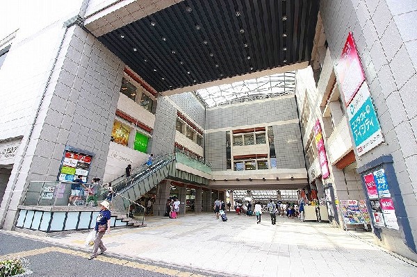 周辺環境:日吉駅　(東横線通勤特急・急行停車駅、グリーンライン始発駅。「渋谷」駅へ約20分、「横浜」駅へ約12分と、好アクセス駅です。)