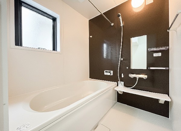 ご家族との憩いの場として、一日の疲れを癒す場として、ゆったりと足を伸ばしてくつろげる綺麗で清潔感のある色味の浴室。