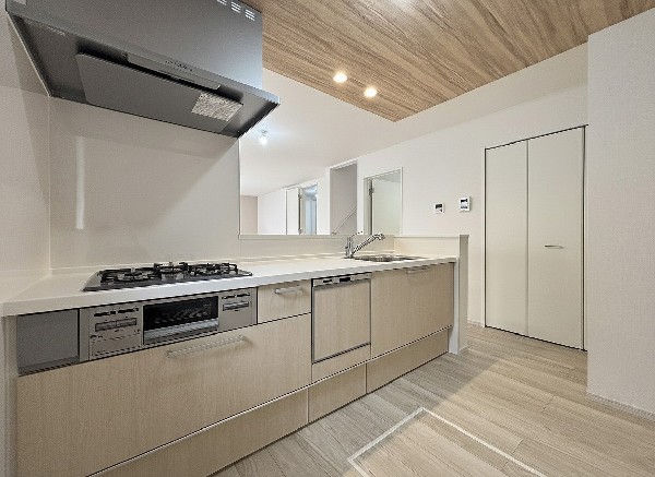 スライド収納付きのシステムキッチン。パスタ鍋や圧力鍋、フライパンなどもおしまい頂け、出し入れもスムーズ。