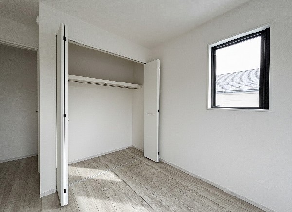 全居室には大型の収納クローゼットを完備！普段使いのお洋服や小物はもちろん、季節物のお洋服などもしっかりと整理整頓おしまい頂けます。居室空間をより広く隅々までお使いいただけますね。 