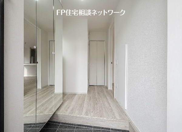 散らかりがちな玄関もスッキリと保てる玄関収納は、家の中に入る時一番最初に目に付く場所だからこだわりたいですよね！落ち着いた雰囲気の色目が、お部屋の雰囲気をそのまま表している家の顔です。 