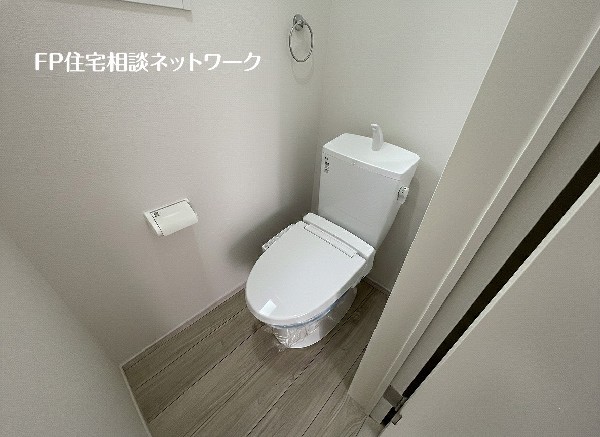 洗浄機能付き便座を標準装備。冬の寒い時期には暖房機能も活躍。快適にご利用いただけます。