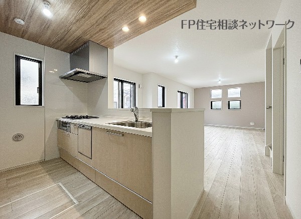 新しいキッチンは食事の支度が捗ります。お手伝いをしてくれるお子様と並びながら準備や片付けが出来るキッチンは、ご家族のコミュニケーションを育む場として活躍します。