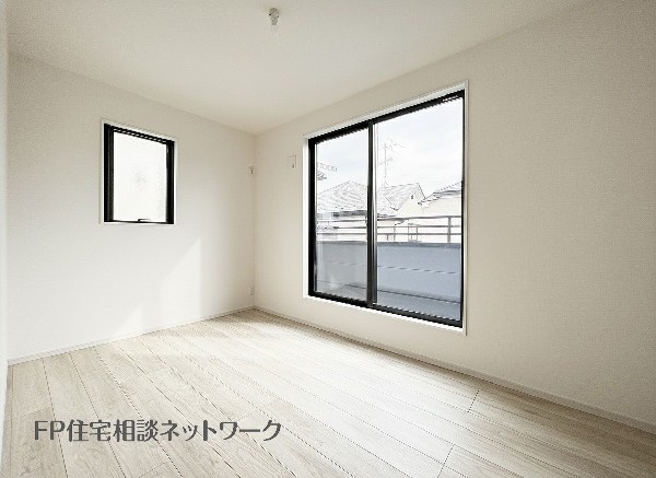 光が取り込みやすい2面採光の居室。日当たり良好です。初めてのお子様にとっての「自分の部屋」。学習デスクやベッドの配置もラクラクです。 