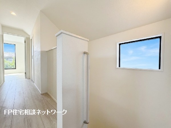 階段部分には自然の光を取り込むことの出来る、窓を配置しており明るい空間！お掃除の際には空気の換気などにも便利です。