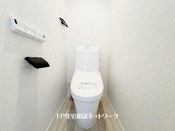 洗浄機能付き便座を標準装備。便座保温機能もあるので寒い季節も安心。トイレ奥のスペースにちょっとした収納を造作することも可能。
