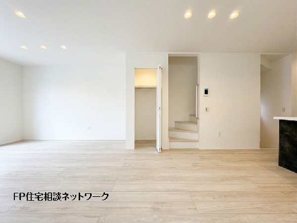 想像以上の質感が訪れる者の心を離さない。フローリング素材、窓の配置、壁面タイル、カラーバランス、どれをとってもワンランク上の仕上がり。