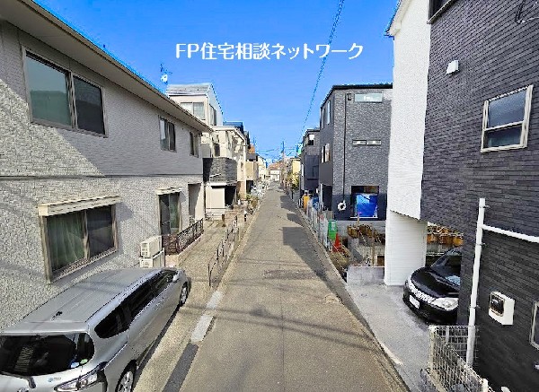 外観:大通りから一本入った住宅街に位置し周辺にはお買物施設も充実しており、日常のお買物に困らない立地です。