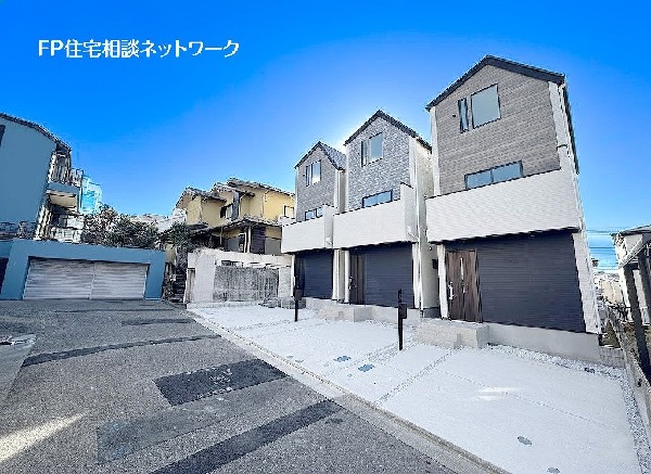 外観:【類似外観同仕様】施工例のため分譲中の建物とは外壁、屋根開口部等の形状・仕様が異なります。