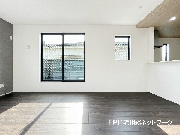 大きく面した掃出し窓から光が降りそそぐ開放的なリビング。大きな窓からは、太陽の光はもちろん、爽やかな風が吹き抜けます。快適で心地の良い空間を演出してくれます。