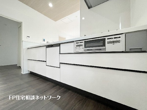 広々キッチンは収納も大容量。お鍋やフライパン、油や調味料はもちろんのこと、ビールや非常食なども収納できるほどの収納スペースを確保しています。