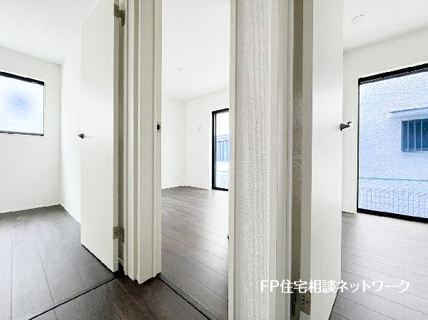 2面採光でお部屋の隅々まで明るい印象の居室。おひさまの光を、爽やかな風をたっぷりと取り込めます。居室内はいつも明るいので、毎日の生活も自然と明るくなりますね。