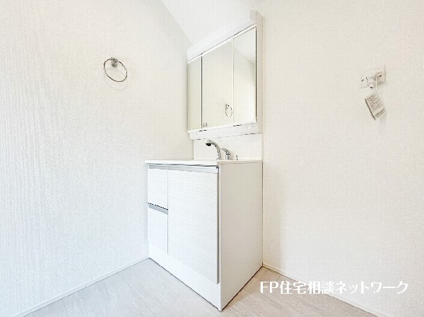 鏡の裏に収納棚を確保した三面鏡を採用。化粧品や歯ブラシなどを機能的に収納。また、三面鏡の本当の利点は三枚の鏡を合わせることで、頭の側面や背面が見れること。